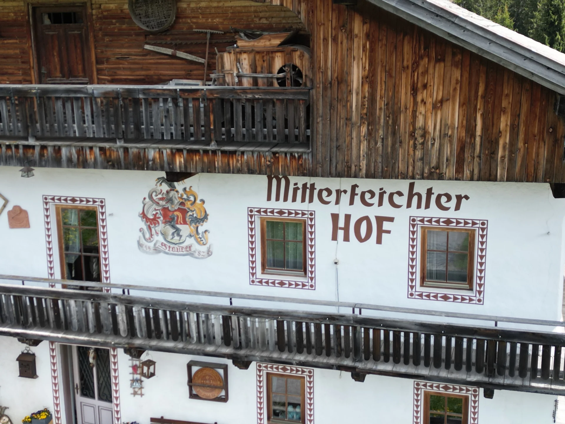 Bemalte Fassade und Wappen des Mitterfeichterhofs