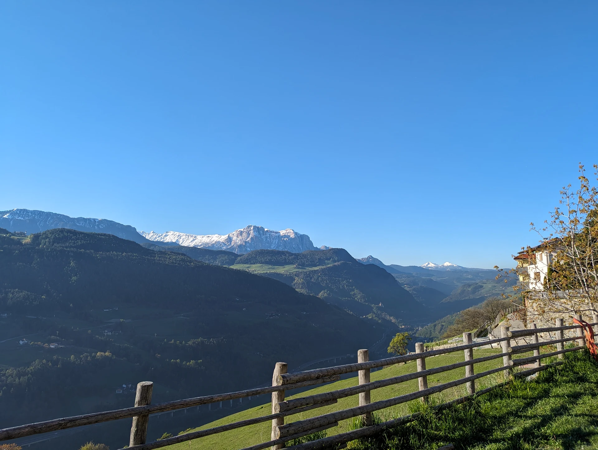 Weiter Ausblick vom Mitterfeichterhof über die Südtiroler Bergwelt