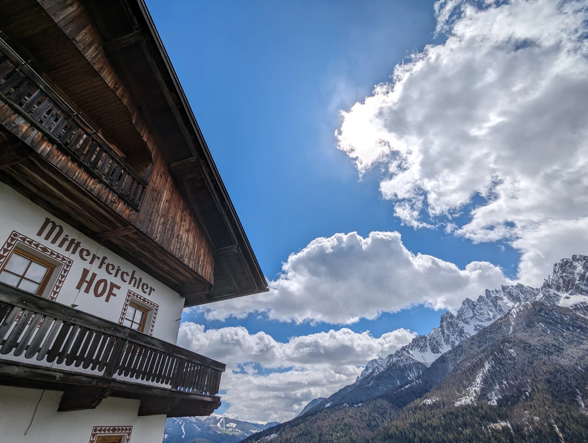 Traditioneller Mitterfeichterhof vor der Bergkulisse der Dolomiten