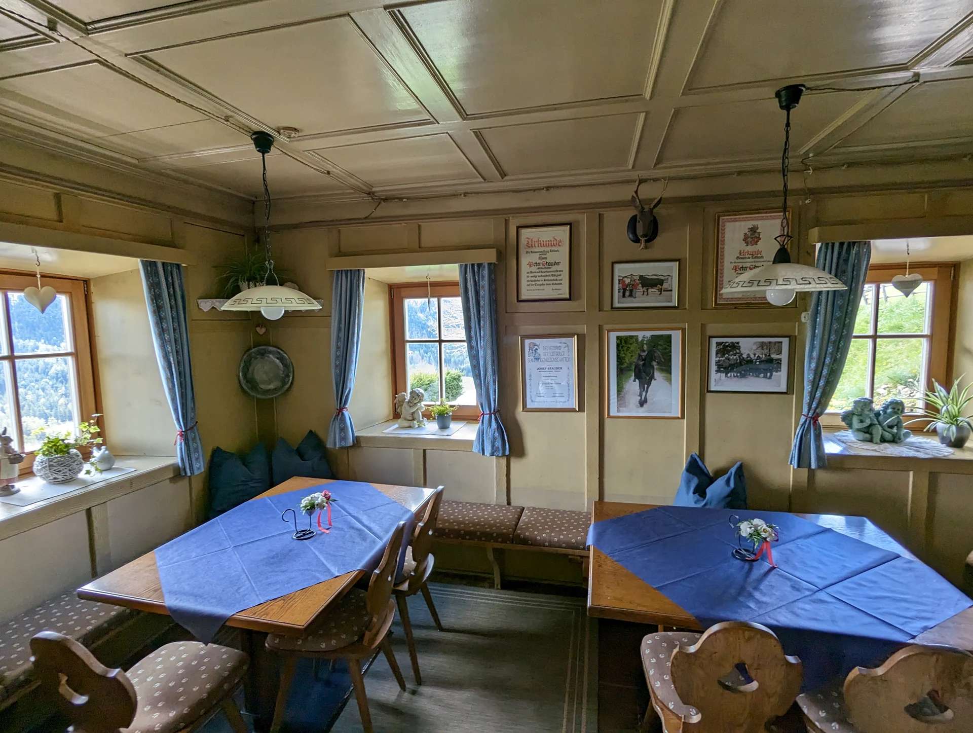 Historische Bauernstube mit gedeckten Tischen im Mitterfeichterhof