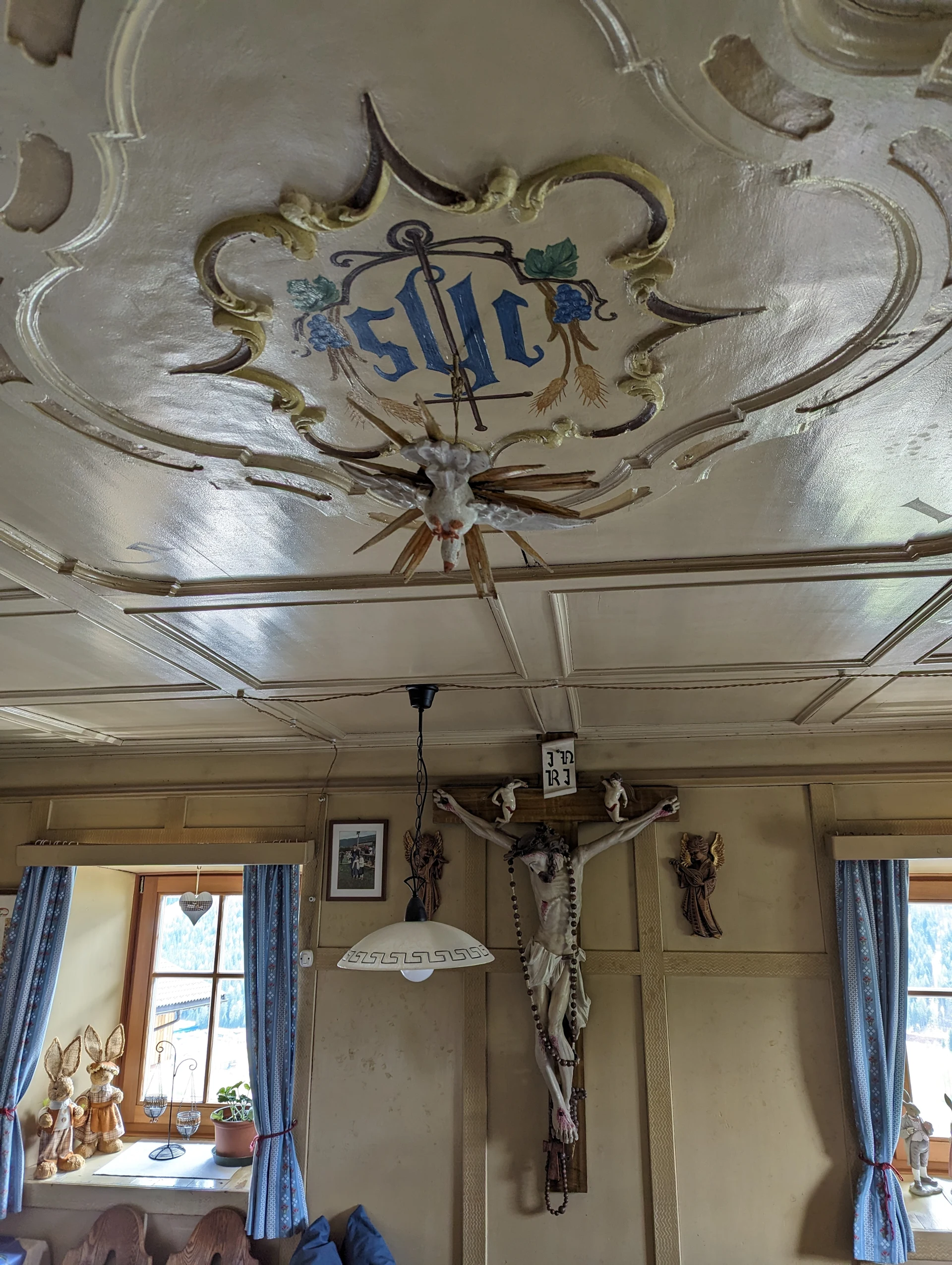 Historische Stuckdecke und Herrgottswinkel in der Bauernstube