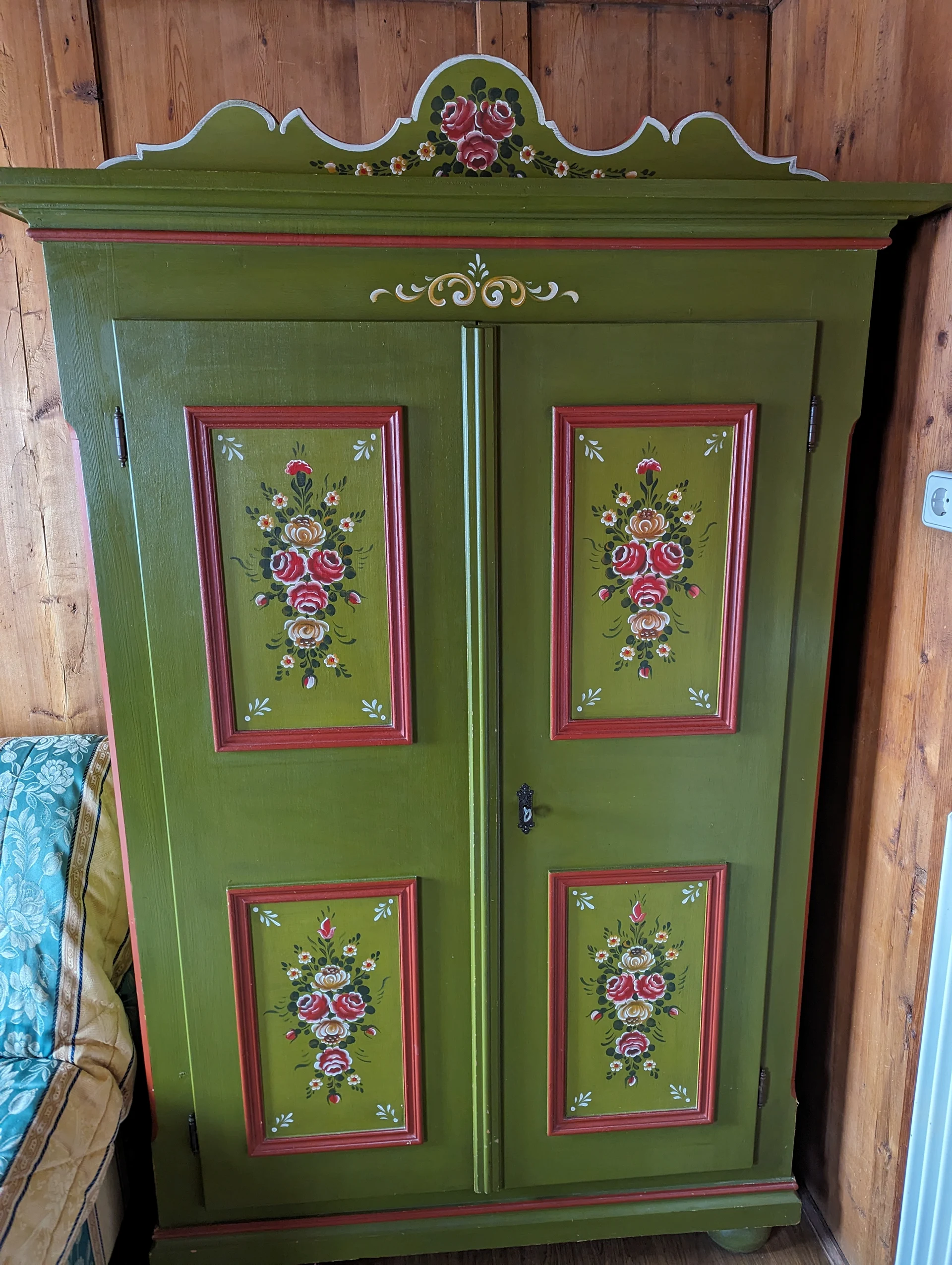 Handbemalter grüner Bauernschrank im Gästezimmer