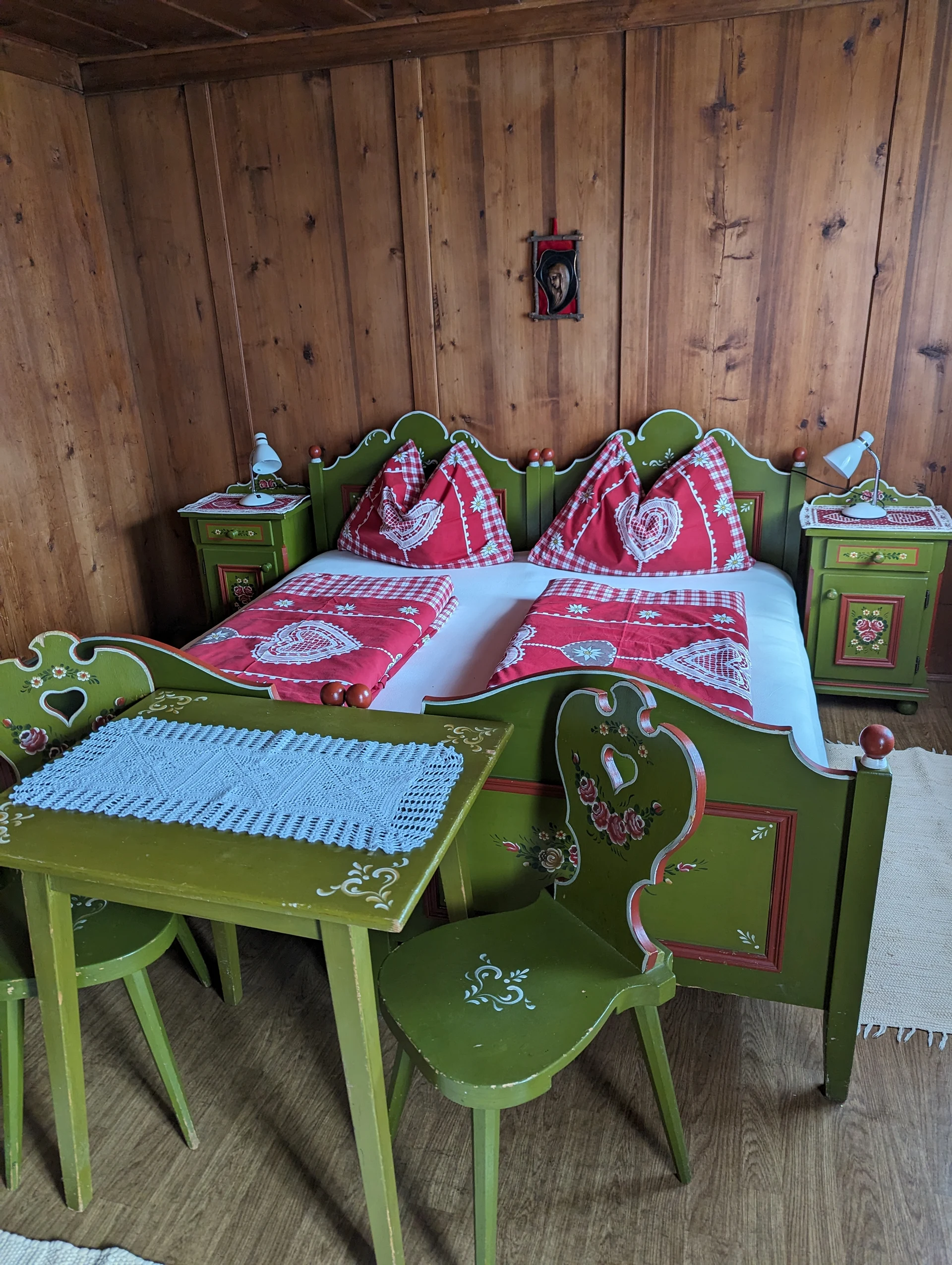 Traditionelles Doppelzimmer mit handbemalten Bauernmöbeln