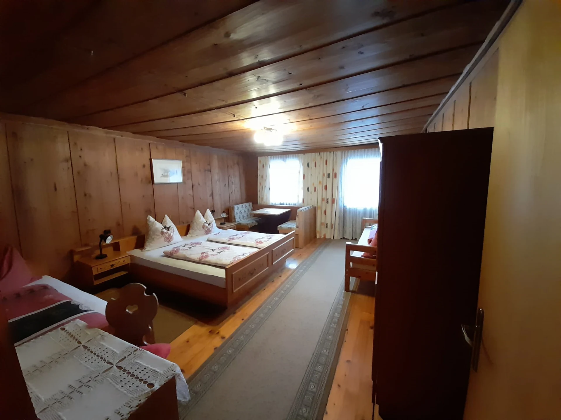 Weitläufiges Mehrbettzimmer mit Sitzecke im Mitterfeichterhof